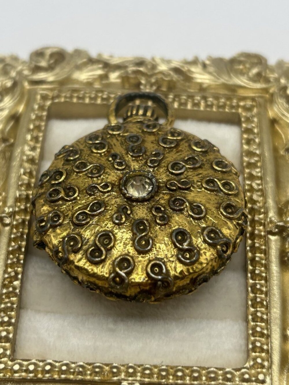 Vintage Mary Chess "Tapestry” Solid Perfume Compact Locket Original tag Cameo - Picture 5 of 16